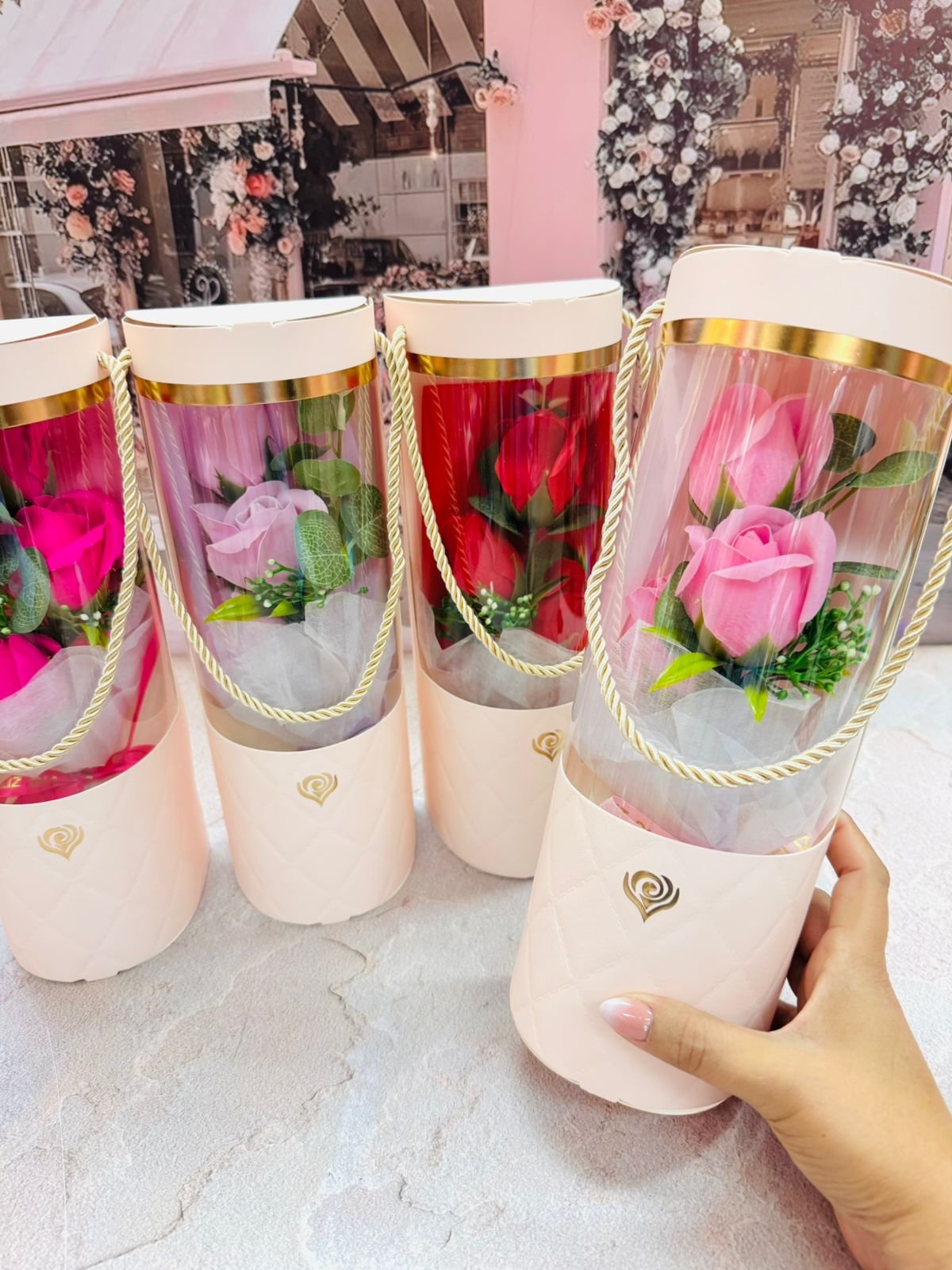 Ramo de rosas en empaque cilíndrico