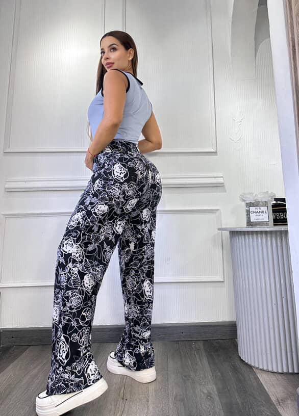 Pantalón Bota Ancha Estampado Floral Blanco y Negro · foto 1