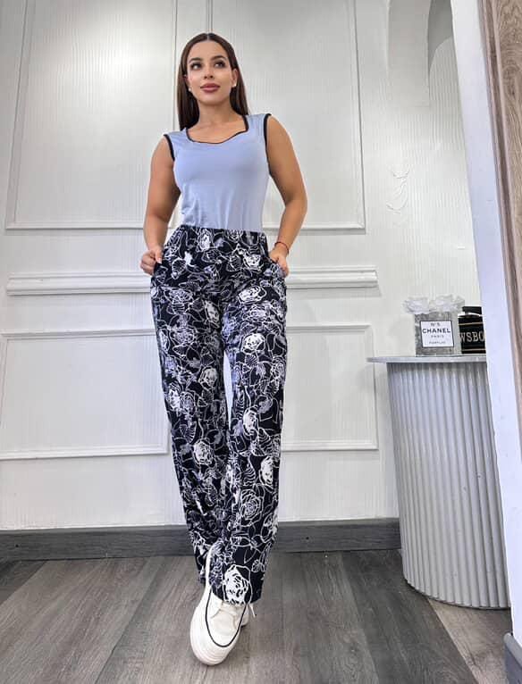 Pantalón Bota Ancha Estampado Floral Blanco y Negro · foto 3