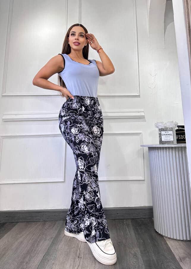 Pantalón Bota Ancha Estampado Floral Blanco y Negro · foto 2
